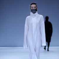 Rinaldy Yunardi merilis label Refounders dan menampilkan masker serta face shield dengan desain futuristis di panggung Jakarta Fashion Week 2021, Sabtu (28/11/2020).  Foto: dok. JFW 2021