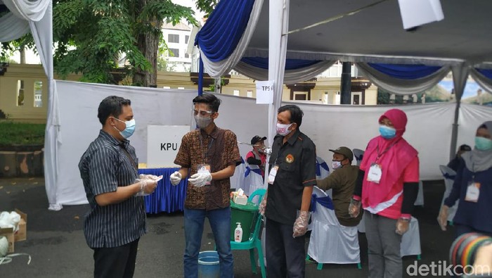 KPU Surabaya menggelar simulasi pemungutan suara dengan protokol kesehatan di tengah pandemi COVID-19. Simulasi yang digelar di Mapolrestabes Surabaya ini berlangsung setengah hari.