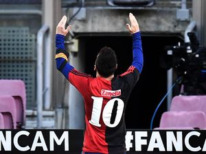 Menyoal Kartu Kuning Messi Gara-gara Hormati Maradona