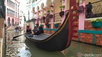 Wah, lagi main gondola di Venesia? Bukan, ini di Little Venice, Bogor, Jawa Barat. Foto: (Ismet Selamet/detikcom)