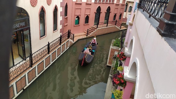 Little Venice Cianjur menawarkan sensasi berlibur di Italia. Traveler bisa naik gondola bak di Venesia. (Ismet Selamet/detikcom) Little Venice Cianjur menawarkan sensasi berlibur di Italia. Traveler bisa naik gondola bak di Venesia. (Ismet Selamet/detikcom)