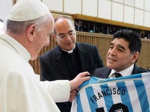 Maradona Pernah Kritik Paus dan Minta Atap Emas Vatikan Dijual