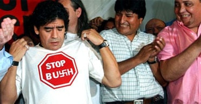 Maradona menunjukkan kaus bergambar Stop Bush. (Daniel Luna/AP)