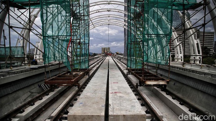 Petugas mengecek fasilitas pembangunan prasarana kereta api ringan/ light rail transit terintegrasi jembatan bentang panjang Dukuh Atas LRT Jabodetabek, Minggu (29/11).  November ini  progres pembangunan Light Rapid Transit (LRT) Jabodebek hampir 80 persen. Saat ini proyek tersebut sedang dalam tahap pemasangan atap sandwich panel.