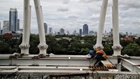 Pekerja merampungkan pembangunan jalur lintasan LRT Jabodebek.