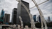 Saat ini proyek tersebut sedang dalam tahap pemasangan atap sandwich panel.