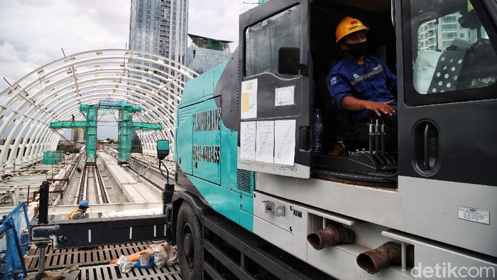 Petugas mengecek fasilitas pembangunan prasarana kereta api ringan/ light rail transit terintegrasi jembatan bentang panjang Dukuh Atas LRT Jabodetabek, Minggu (29/11).  November ini  progres pembangunan Light Rapid Transit (LRT) Jabodebek hampir 80 persen. Saat ini proyek tersebut sedang dalam tahap pemasangan atap sandwich panel.