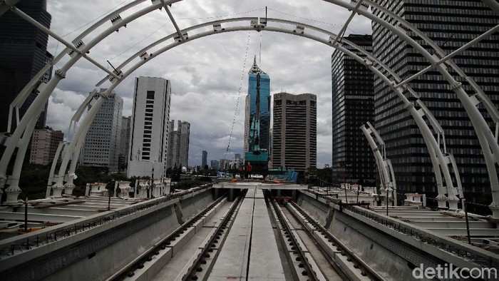 Petugas mengecek fasilitas pembangunan prasarana kereta api ringan/ light rail transit terintegrasi jembatan bentang panjang Dukuh Atas LRT Jabodetabek, Minggu (29/11).  November ini  progres pembangunan Light Rapid Transit (LRT) Jabodebek hampir 80 persen. Saat ini proyek tersebut sedang dalam tahap pemasangan atap sandwich panel.