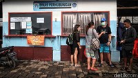 Sejumlah penumpang siap melakukan penyeberangan usai membeli tiket.