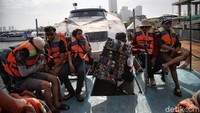 Sejumlah penumpang memakai jaket pelambung demi keamanan dalam melakukan penyeberangan ke Pulau Seribu.