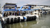 Deretan kapal yang siap untuk menyeberangkan wisatawan ke Pulau Seribu.