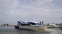 KM Indra Kemala milik Dinas Perhubungan bersiap melayani penumpang ke Pulau Seribu.