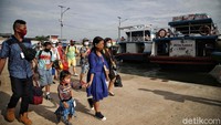 Pelabuhan Kali Adem melayani perjalanan ke Pulau Seribu dan sebaliknya.