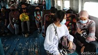 Pelabuhan itu beroperasi dengan menerapkan protokol kesehatan ketat. Seluruh penumpang wajib memakai masker.