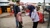 Penumpang juga dicek suhu tubuhnya sebelum memasuki area pelabuhan.