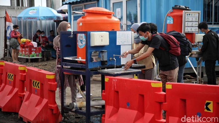 Sejumlah wisatawan bersiap menaiki kapal tradisional dan Dinas Perhubungan tujuan Pulau Seribu di kawasan Pelabuhan Kali adem, Minggu (29/11). Menurut keterangan petugas, memasuki libur akhir tahun, jumlah pengunjung wisatawan ke Pulau Seribu semakin banyak, karena Pulau Seribu tersebut masih menjadi destinasi favorit wisatawan warga Jakarta.