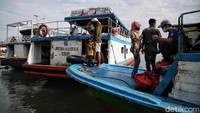 Wisatawan menuju Pulau Seribu dengan menggunakan kapal tradisional maupun kapal dinas perhubungan.