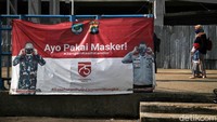Spanduk-spanduk penerapan protokol kesehatan terpampang di sejumlah titik pelabuhan.