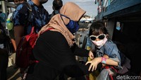 Sejumlah penumpang menaiki kapal yang akan membawanya ke Pulau Seribu.