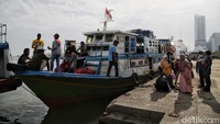 Sejumlah wisatawan bersiap menaiki kapal di Pelabuhan Kali Adem, Jakarta, Minggu (29/11/2020).