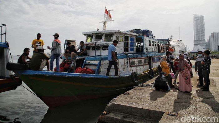 Melihat Ramainya Wisatawan ke Pulau Seribu Jelang Libur Akhir Tahun Sejumlah wisatawan bersiap menaiki kapal tradisional dan Dinas Perhubungan tujuan Pulau Seribu di kawasan Pelabuhan Kali adem, Minggu (29/11). Menurut keterangan petugas, memasuki libur akhir tahun, jumlah pengunjung wisatawan ke Pulau Seribu semakin banyak, karena Pulau Seribu tersebut masih menjadi destinasi favorit wisatawan warga Jakarta.