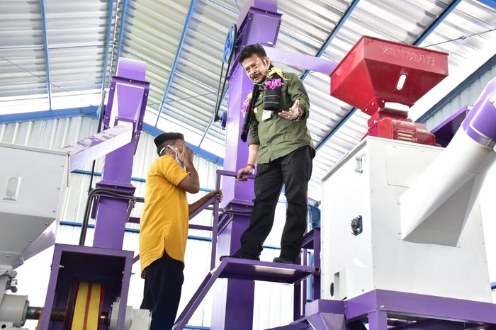 Menteri Pertanian Syahrul Yasin Limpo meresmikan penggilingan padi atau Rice Milling Unit (RMU) di Desa Tanah Harapan, Kecamatan Rilau Ale, Bulukumba.