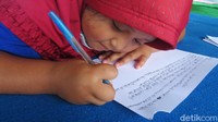 Dalam secarik kertas, Ulfa Khairunnisa menuliskan sebuah cerita berupa pengalamannya selama mengungsi. Adapula tentang sapi peliharaan milik keluarganya.
