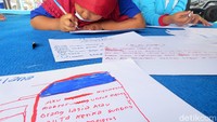 Anak-anak ini menulis dan menggambar di tenda pengungsian Glagaharjo, Cangkringan, Sleman, Yogyakarta. 