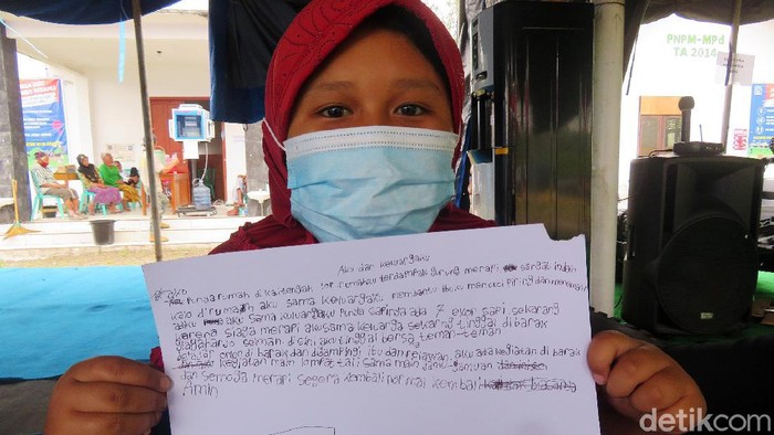 Menulis dan menggambar diyakini mampu melepaskan stres bagi anak-anak. Inipula yang diusung dalam pendampingan anak di pengungsian Merapi, Glagaharjo Cangkringan Sleman Yogyakarta.