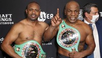 Tyson vs Jones sempat berpose dengan sabuk juara.