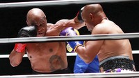 Pada ronde pertama, Tyson coba menyerang duluan lewat dua kali jab kiri. Namun, setelah itu baik Tyson maupun Jones tidak banyak mengeluarkan pukulan yang bisa membuat lawannya goyang.