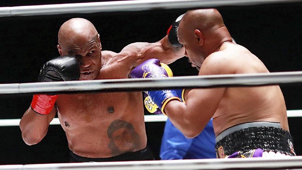 Naik Ring Lagi, Begini Aksi Mike Tyson Lawan Roy Jones Jr