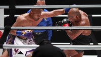 Masuk di ronde kedua, Jones lebih berani untuk menyerang Tyson lewat pukulan kiri dan kanan.