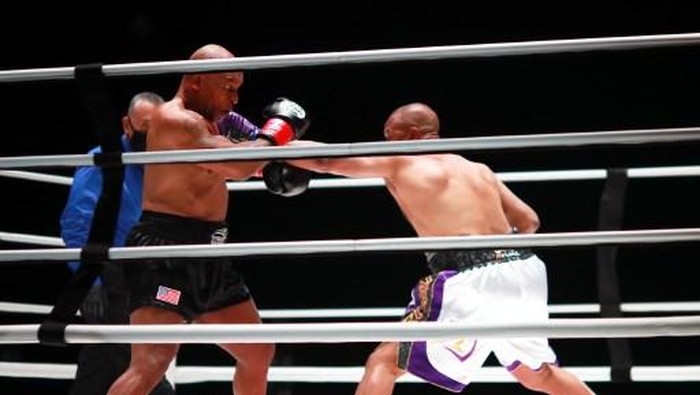 LOS ANGELES, CALIFORNIA - NOVEMBER 28: Roy Jones Jr. throws a punch in the first round against Mike Tyson during Mike Tyson vs Roy Jones Jr. presented by Triller at Staples Center on November 28, 2020 in Los Angeles, California.   Joe Scarnici/Getty Images for Triller/AFP