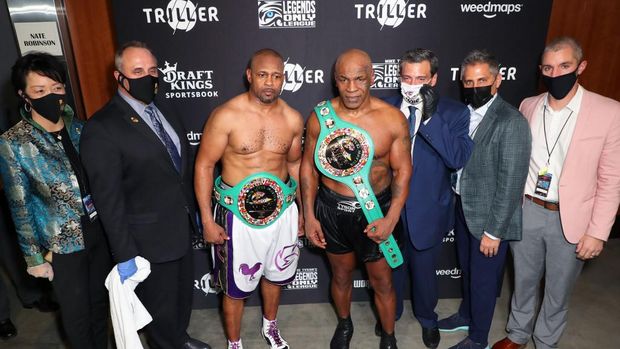 LOS ANGELES, CALIFORNIA - NOVEMBER 28: Roy Jones Jr. (3L) and Mike Tyson (C) celebrate their split draw during Mike Tyson vs Roy Jones Jr. presented by Triller at Staples Center on November 28, 2020 in Los Angeles, California.   Joe Scarnici/Getty Images for Triller/AFP