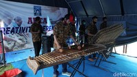 Kelompok seniman angklung yang biasanya beraksi di Jalan Malioboro unjuk kebolehan di depan para pengungsi Merapi.