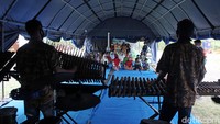 Kelompok seniman itu menyanyikan sejumlah lagu untuk menghibur para pengungsi Merapi.