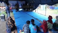 Para pengungsi itu dihibur di salah satu tenda pengungsian.