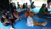 Mulai dari anak-anak hingga orangtua terhibur oleh penampilan kelompok seniman angklung tersebut.