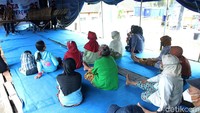 Pengungsi menikmati hiburan musik angklung di barak pengungsian Glagaharjo, Cangkringan, Sleman, Yogyakarta, Minggu (29/11/2020).