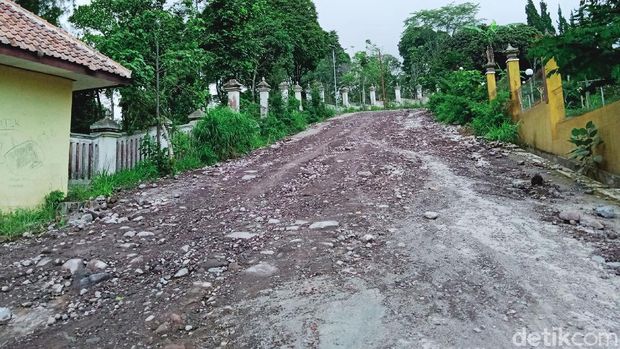 Objek Wisata Alam Deles Indah di kawasan Gunung Merapi, Kecamatan Kemalang, Klaten sempat menjadi primadona di tahun 1990 an. Namun kini objek wisata itu terbengkalai, jalannya rusak, bangunannya mangkrak bahkan kawasannya ditumbuhi semak hutan.