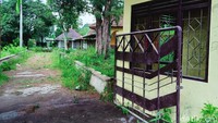 Bangunan di area objek wisata alam itu tampak kotor. Tembok bangunan juga dipenuhi oleh coretan.
