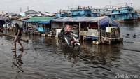 Banjir rob merendam jalanan di kawasan pelabuhan Kali Adem.