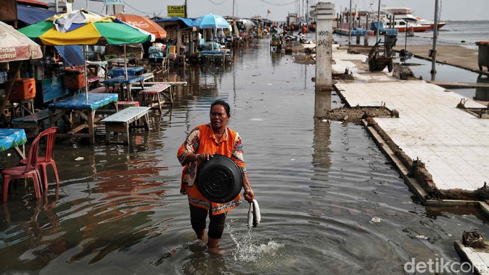 Pelabuhan Kali Adem Kembali Terendam Banjir Rob Pelabuhan Kali Adem, Muara Angke, Jakarta Utara, kembali terendam banjir, Minggu (29/11/2020). Banjir terjadi akibat air rob atau pasang air laut.
