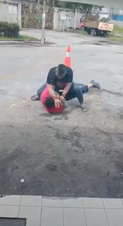 Pengantar Makanan Diamuk Pelanggan karena Pesanan Tak Diantar di Depan Rumah