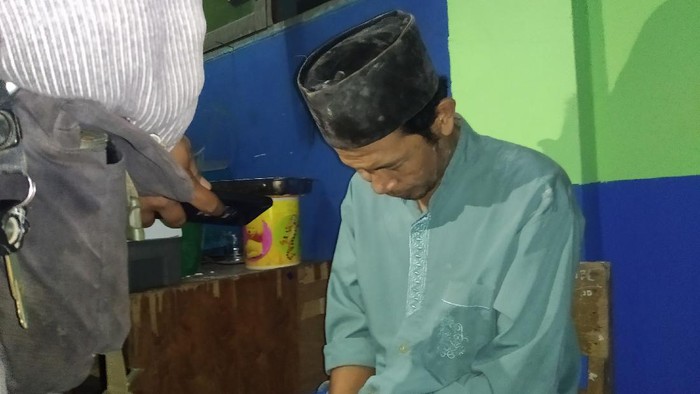 Penjaga SMP di Samarinda ditangkap polisi usai kedapatan memproduksi ribuan pil koplo di gudang sekolah.