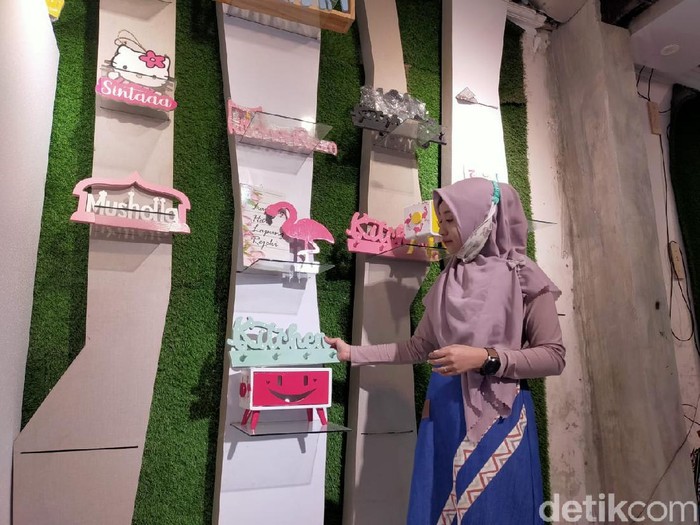 Pria di Blitar ini tak menyangka bisa meraup untung dari karya yang ia buat. Sebab awalnya ia hanya berniat membahagiakan sang istri, dengan membuat hiasan untuk mempercantik interior rumah.