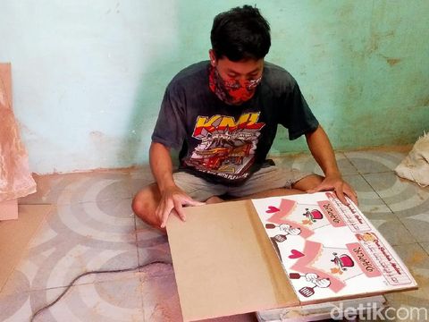 Pria di Blitar ini tak menyangka bisa meraup untung dari karya yang ia buat. Sebab awalnya ia hanya berniat membahagiakan sang istri, dengan membuat hiasan untuk mempercantik interior rumah.