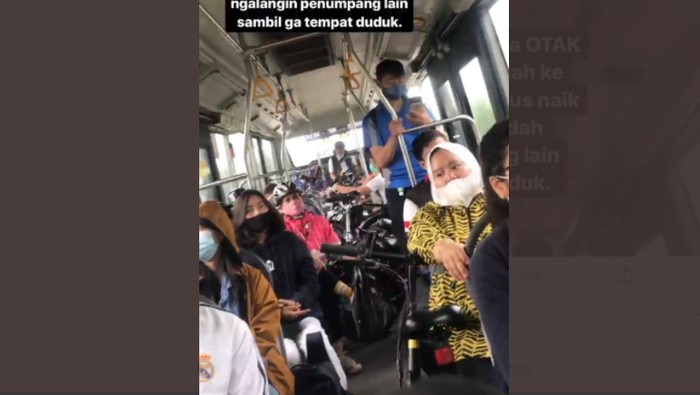 Pesepeda masuk bus umum