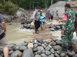 Bhabinkamtibmas Orong Telu Gotong Royong Bangun Jembatan Darurat